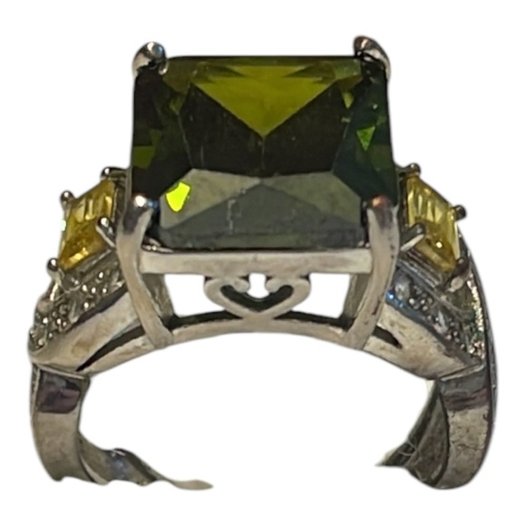 Intricate Silver and Yellow Gemstone Ring with Split Shank - Picture 5 of 6
